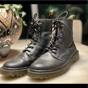 black Doc Martin lave combat boots 9 worn twice